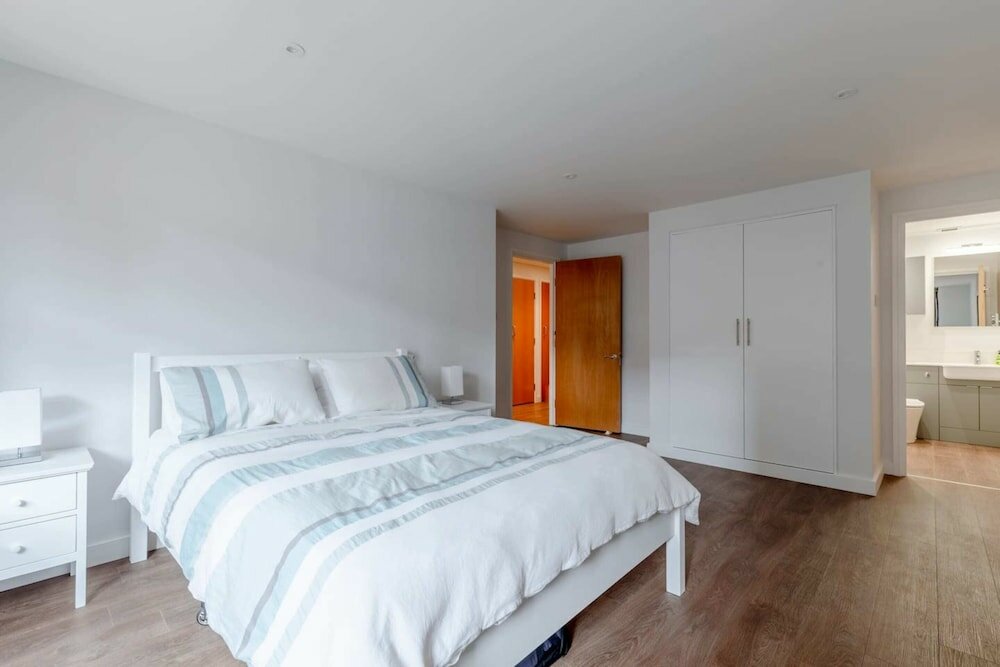 Фото Modern And Spacious 2 Bedroom in Central London