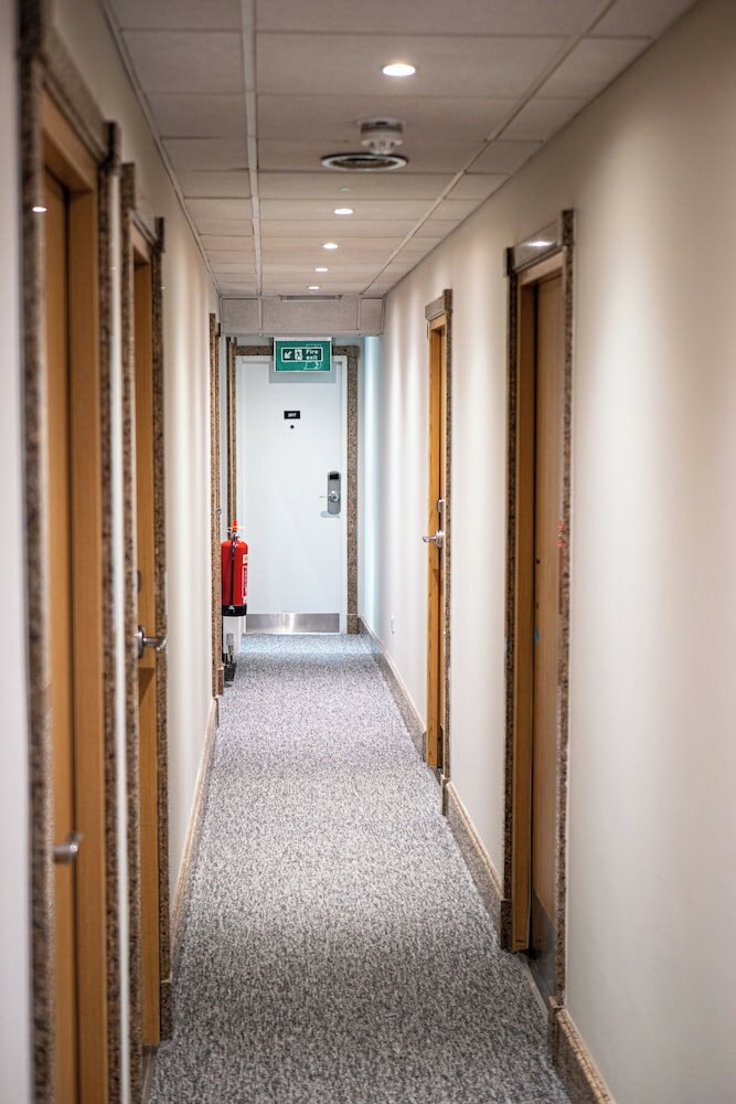 Фото Maiden Oval Hotel