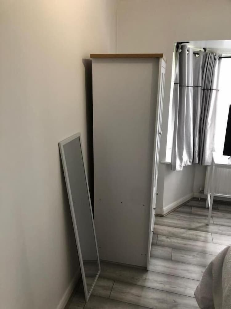 Фото Featherstone Court