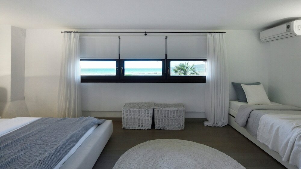 Фото Soleado Beachfront Villa