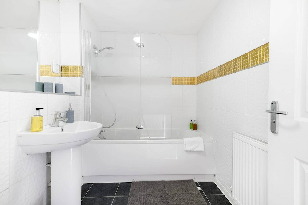 Фото Lindsey Serviced 4 Bedroom 2 Bath house