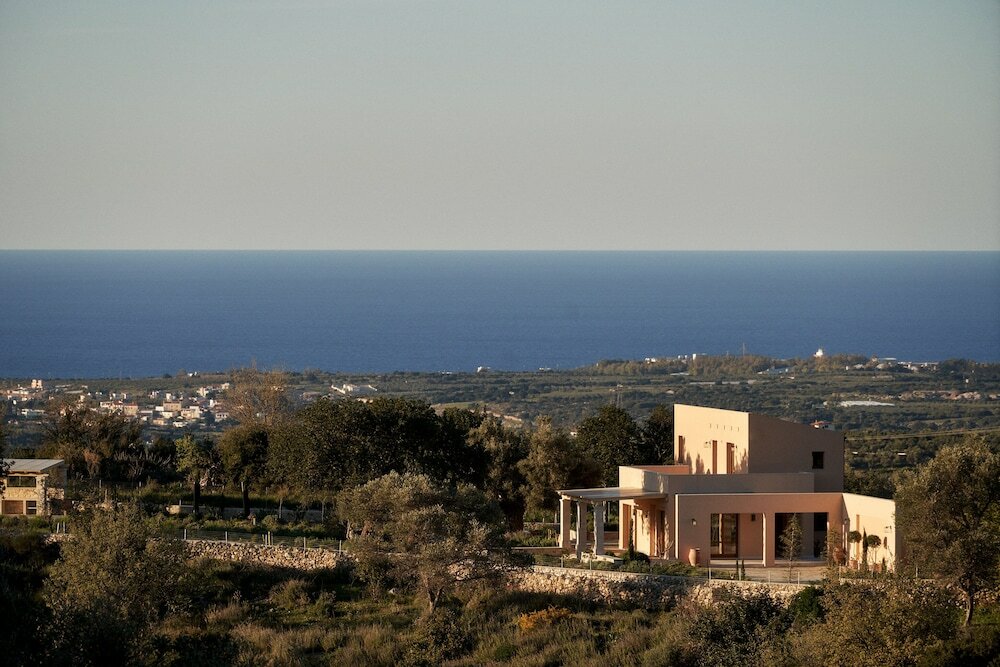 Фото Kapsaliana Village Hotel