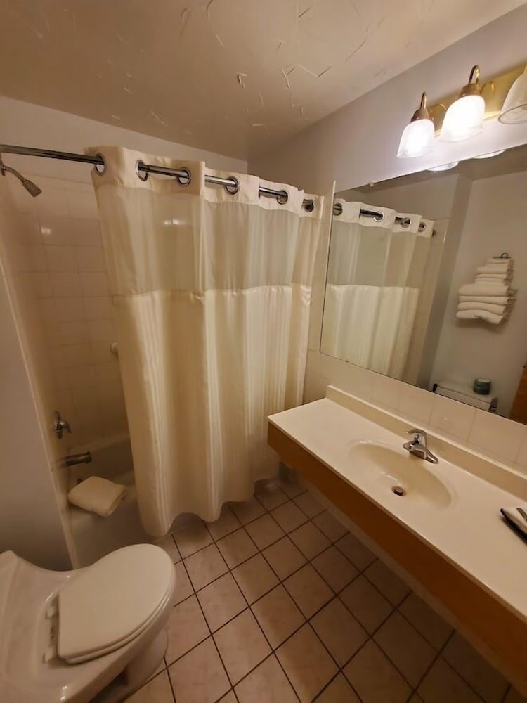 Фото Three Forks Lewis & Clark Motel