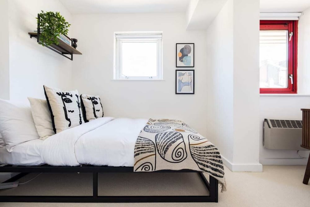 Фото The Shadwell Secret - Contemporary 4bdr House