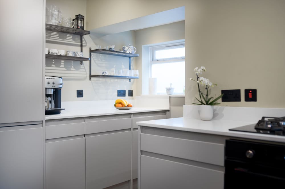 Фото Spacious two Bedroom Maisonette With Private Garden in Balham by Underthedoormat