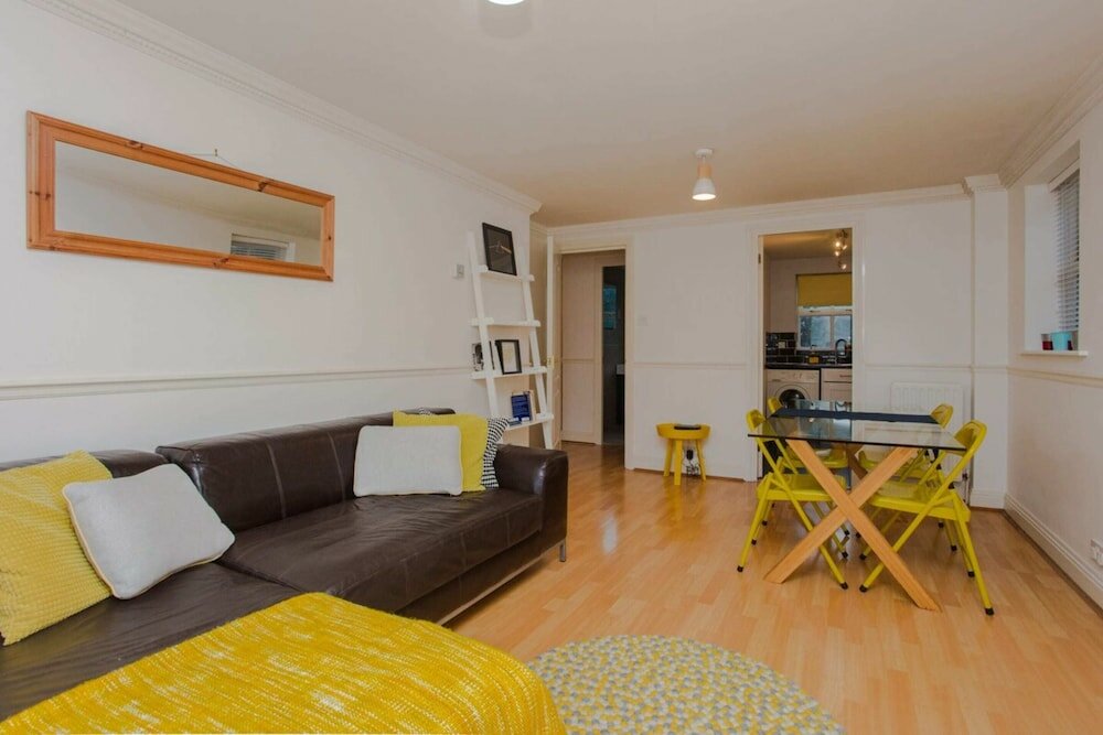 Фото Contemporary 1 Bedroom Flat in Camberwell Oval