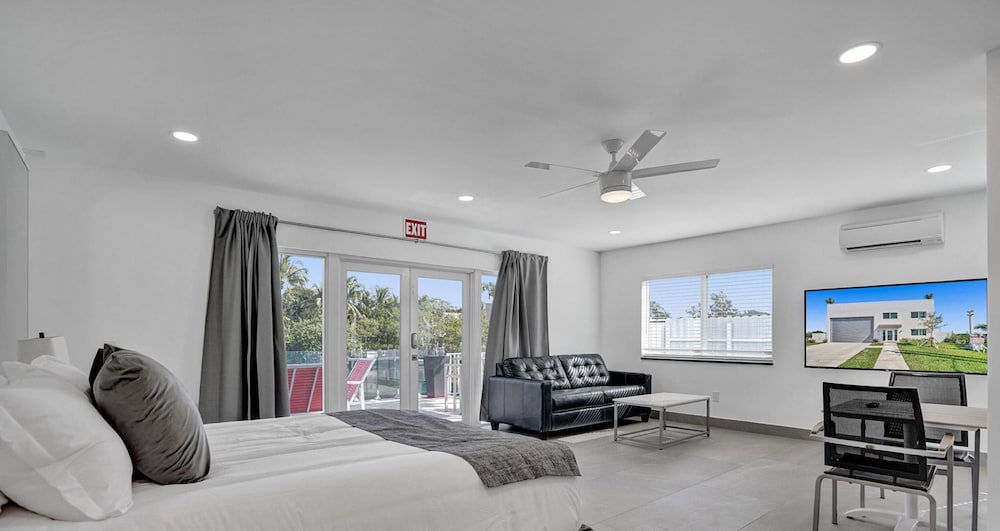 Фото 3-storey Home with Beautiful Lake View