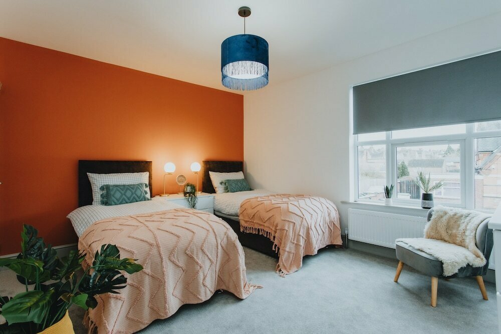 Hotel Entire House with Parking in Rugby, England, photo