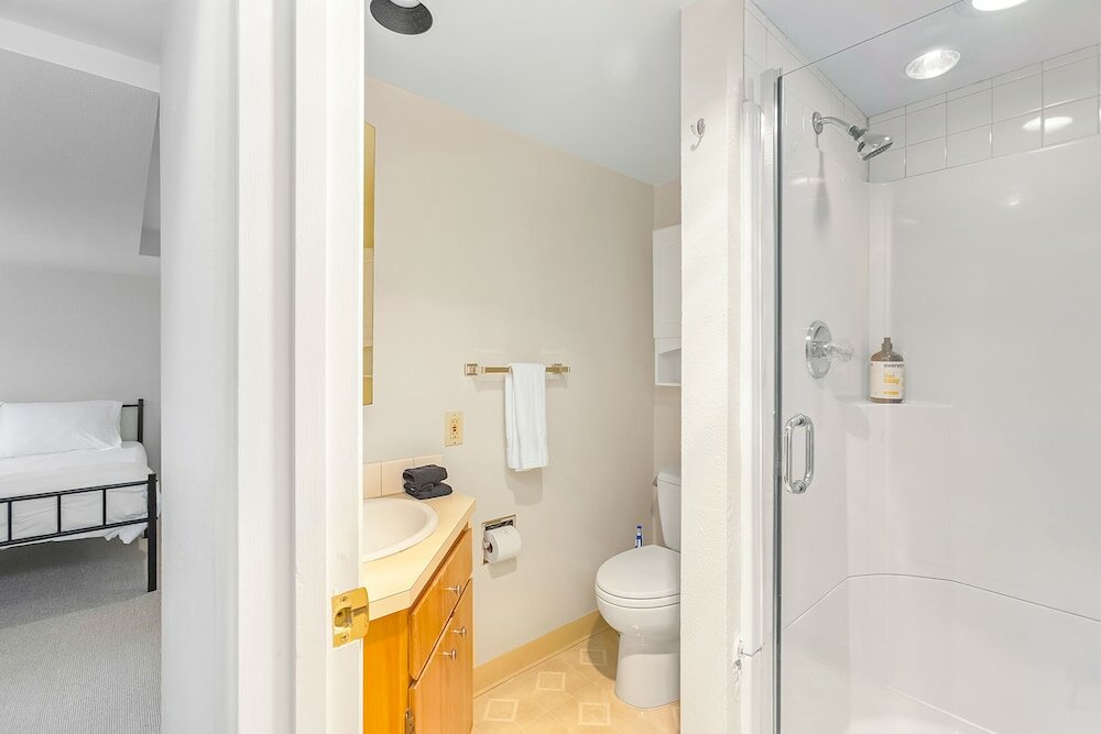 Фото Seattle's Orange Crown 87 Walkscore