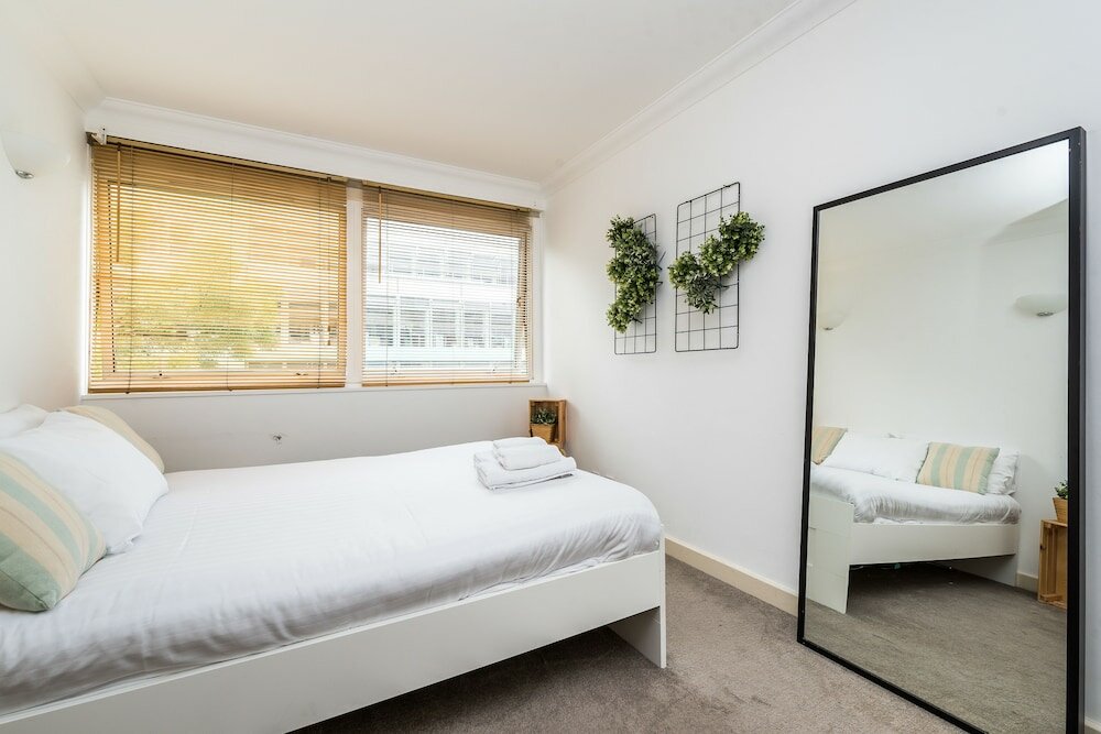 Фото King Regents Place by Allô Housing