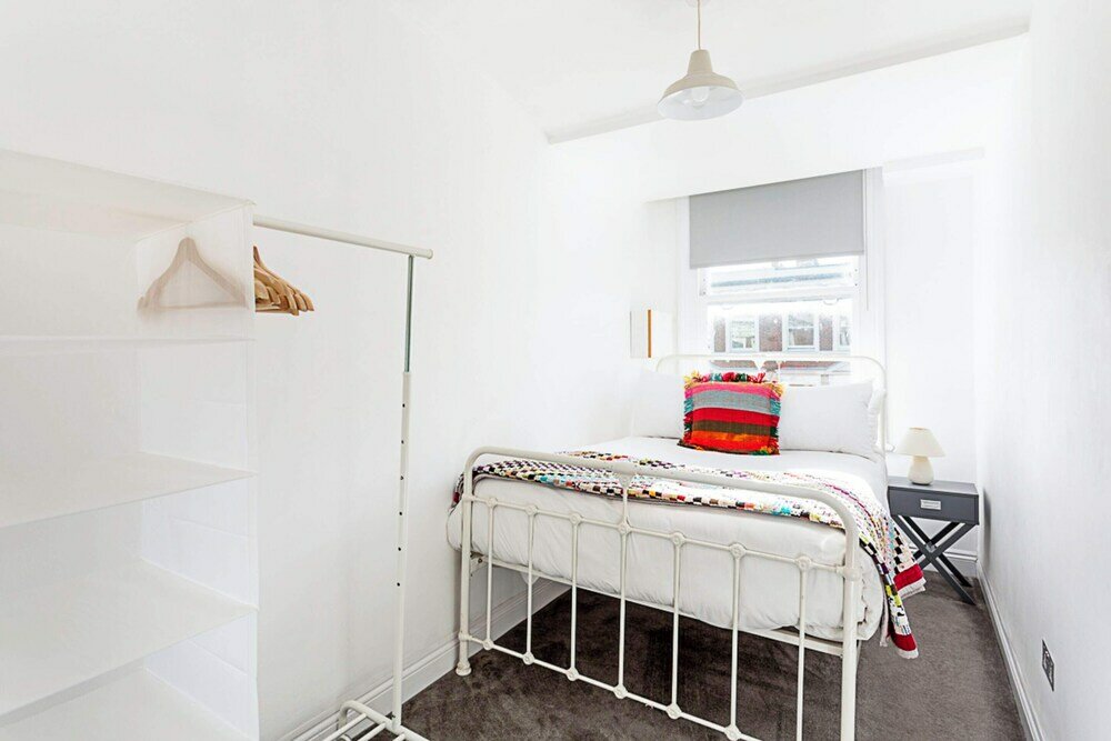 Фото Three Bedroom Kensington Flat