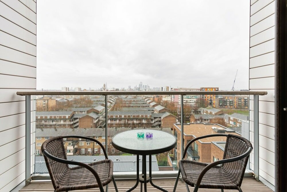 Фото Modern 1 Bedroom Apartment Near Canary Wharf With Balcony