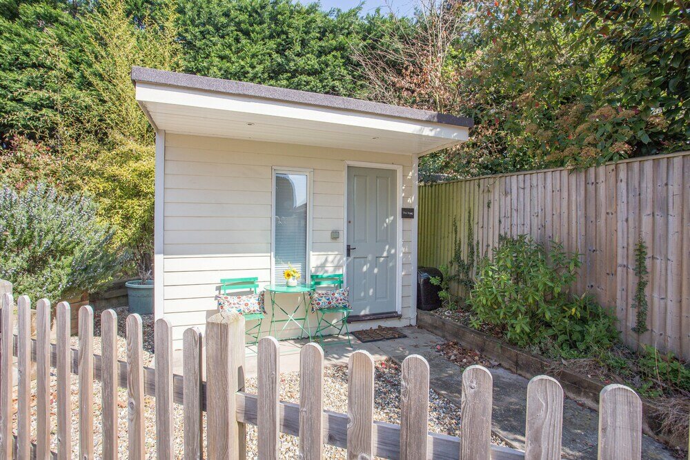 Фото Snug with Views of the Chilterns