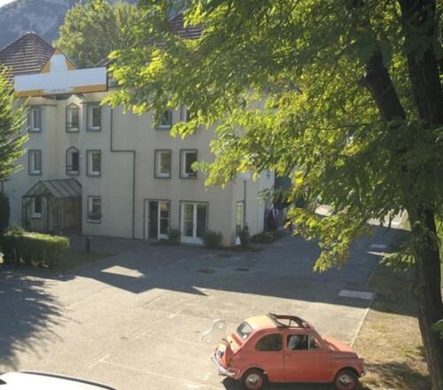 Гостиница Hôtel Grenoble Voreppe