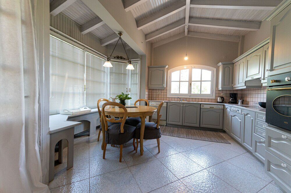 Фото Serene Seaside Bliss - Lush & Secluded Garden Oasis