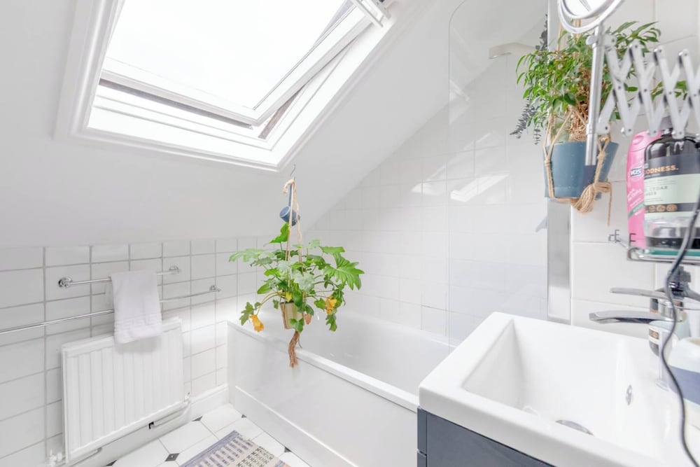 Фото Top Floor 1bd Flat With Balcony - Ladbroke Grove