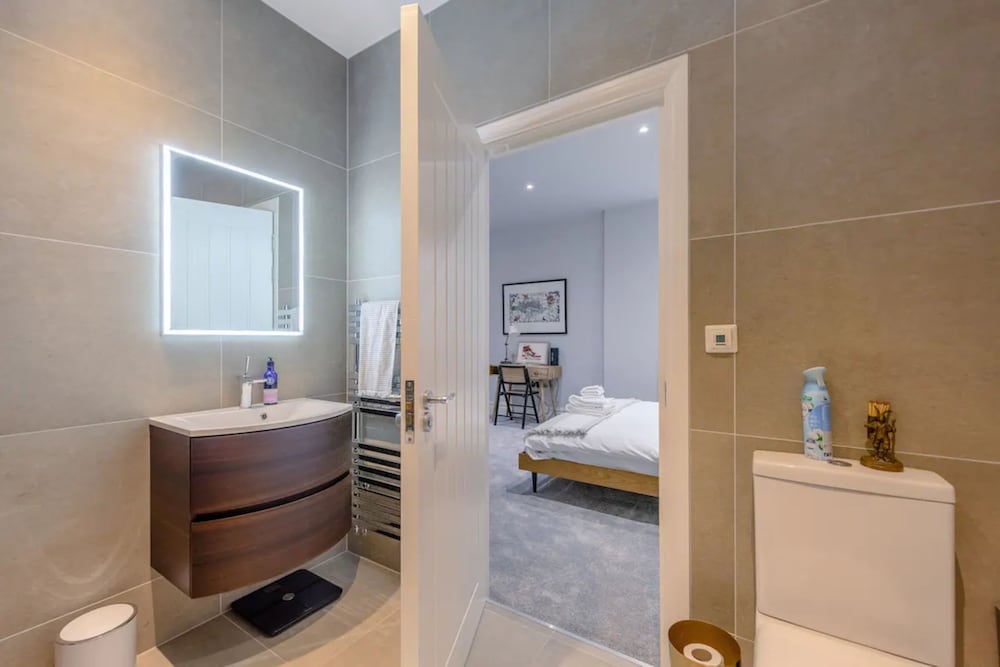 Фото Bright and Stylish 2 Bedroom Flat in Chiswick