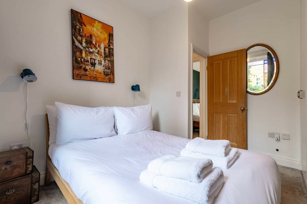 Фото Beautiful Two Bed Abode In South West London