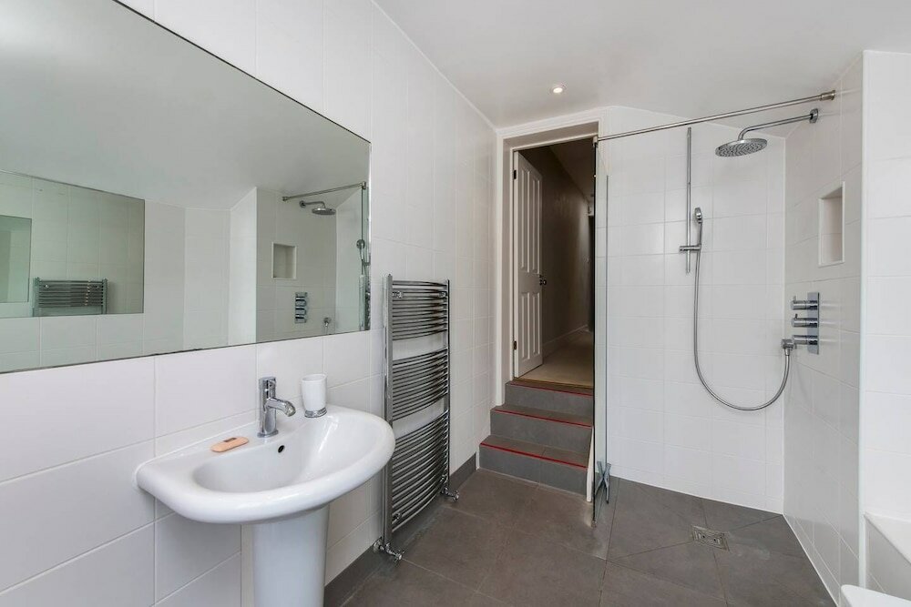 Фото Delightful 2-bed Home, Fulham