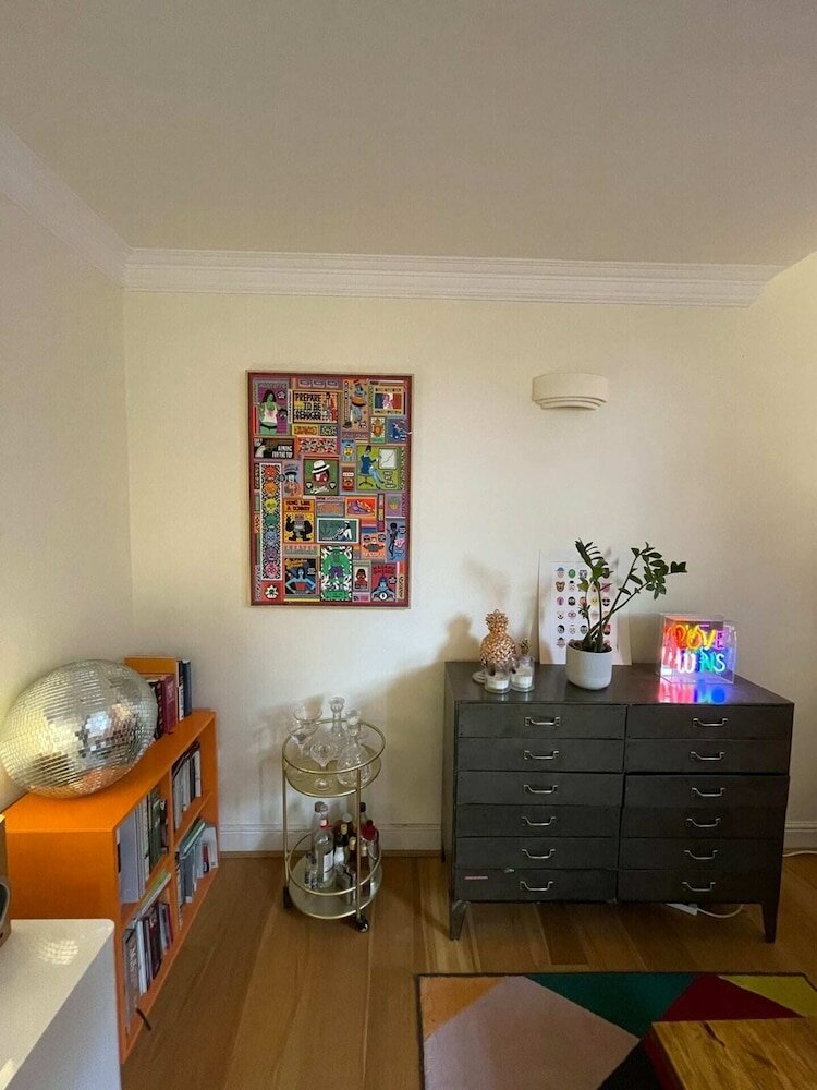 Фото Chic Victorian Flat in Private Estate - Mile End!