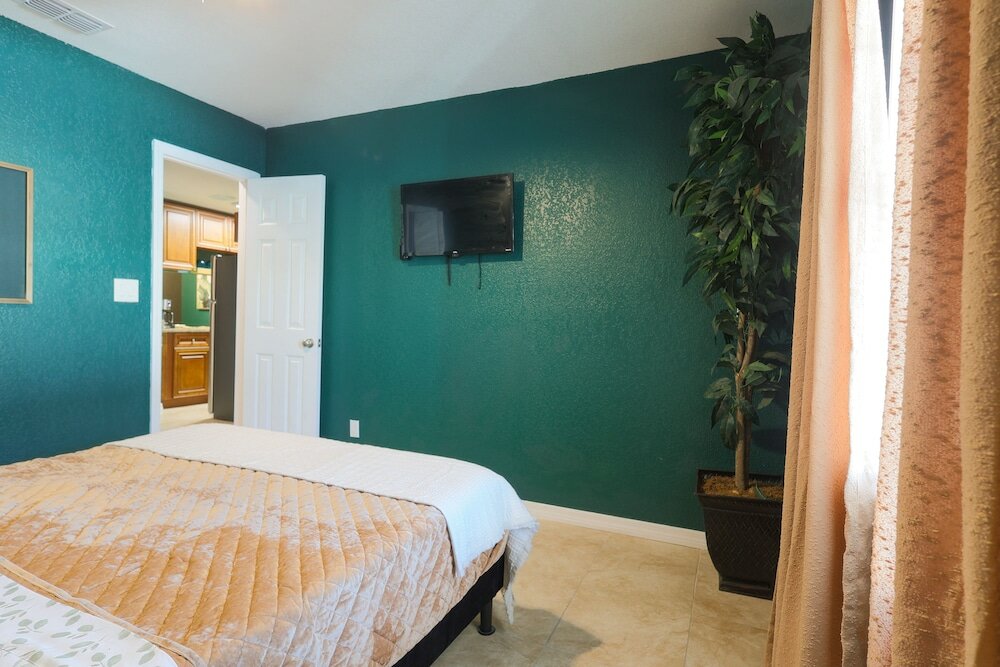 Фото Saint Joseph Suites Down Town Tampa