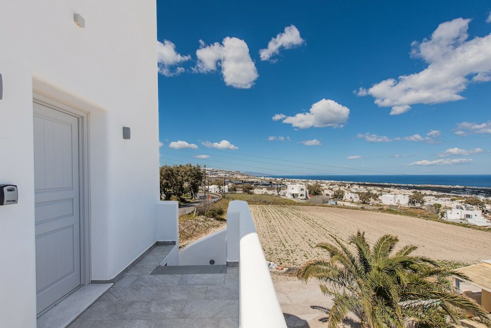 Фото Golden View Jacuzzi Suites