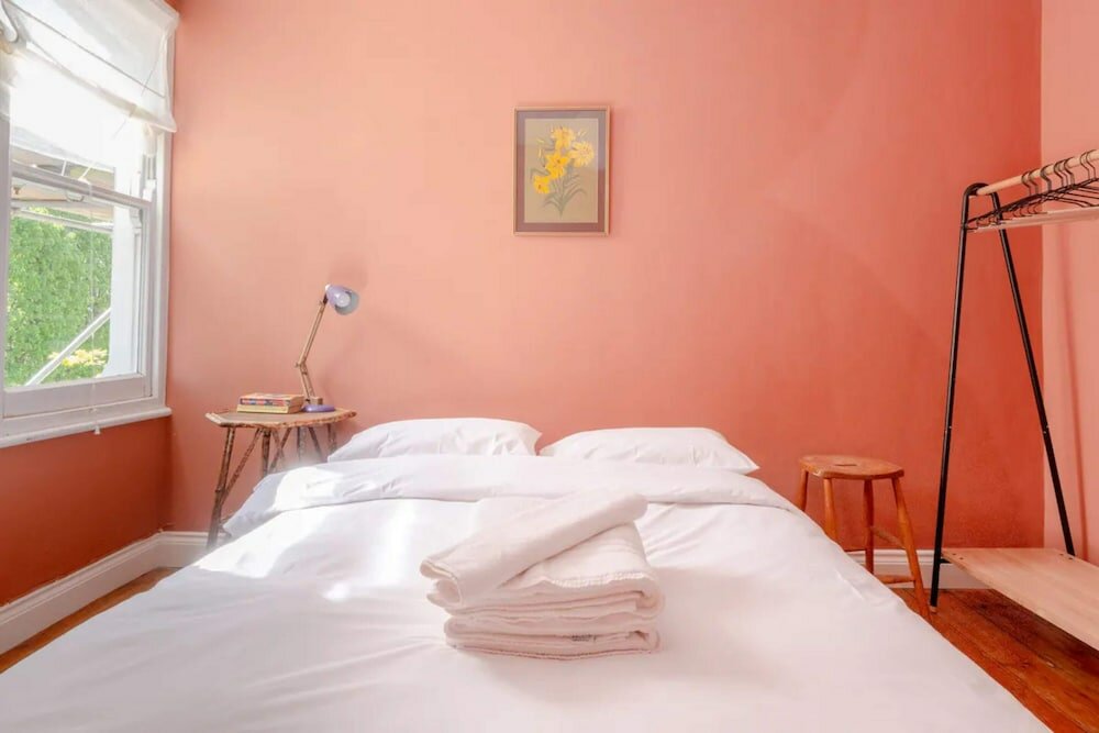 Фото Unique Vintage-style 3bd Flat - Dalston