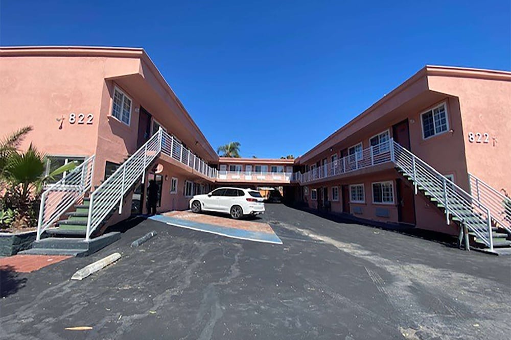 Фото Super 8 by Wyndham Oceanside Downtown