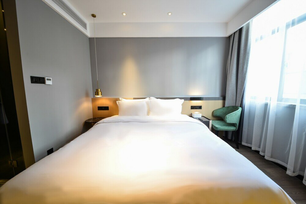 Фото Miju House Gubei-a small white building beside Shanghai oil painting sculpture institute