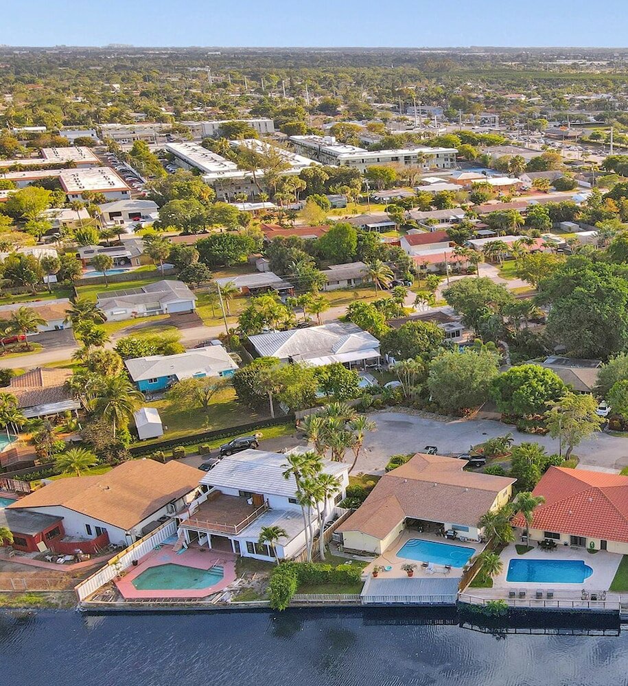 Фото Stunning Waterfront 3br with Heated Pool