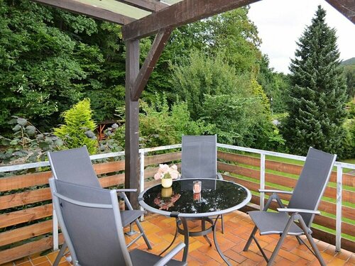 Гостиница Spacious Apartment in Weser Uplands With Garden в Бад-Пирмонте