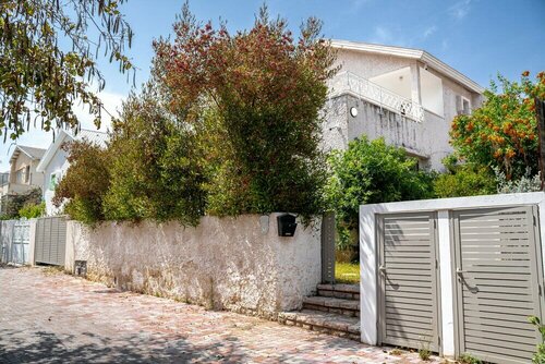 Апартаменты Spacious 4bd House w Pool in Hezliya в Герцлии