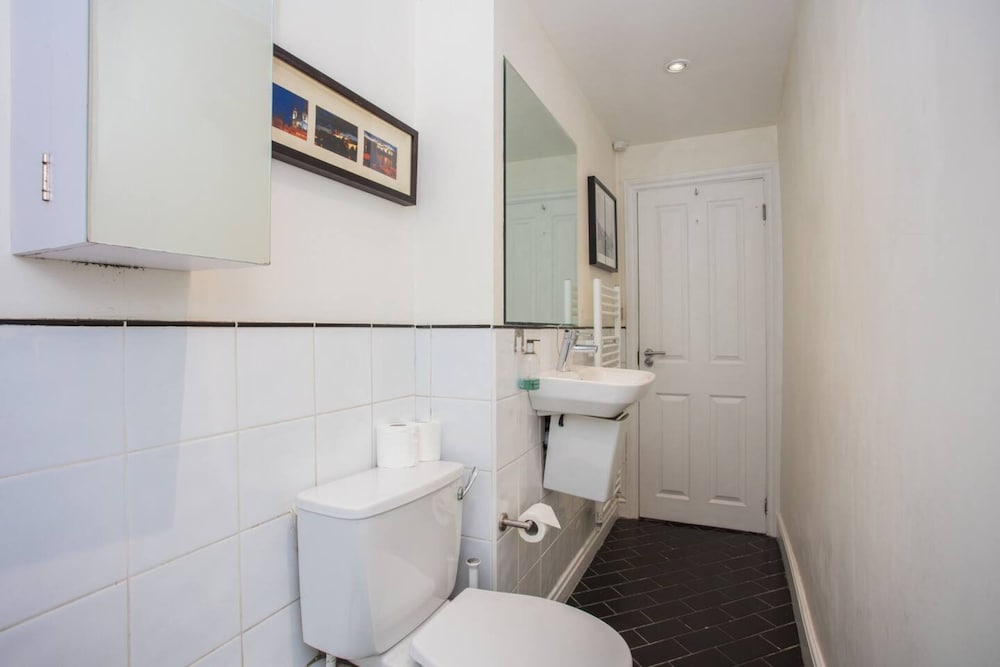 Фото Comfortable Central 1 Bedroom Flat