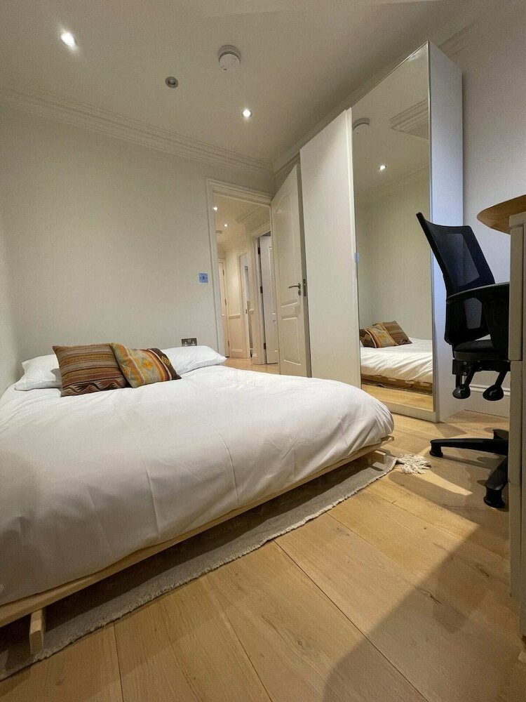 Фото Cute Top Floor Flat - Canonbury!