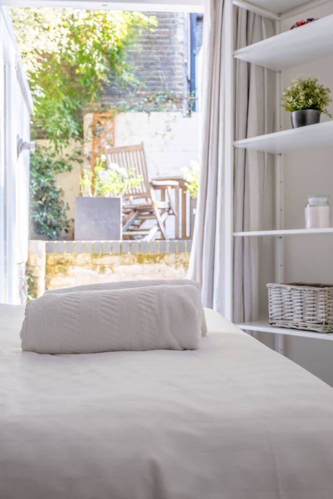 Фото Stylish 2 Bedroom Apartment in Chelsea With Garden