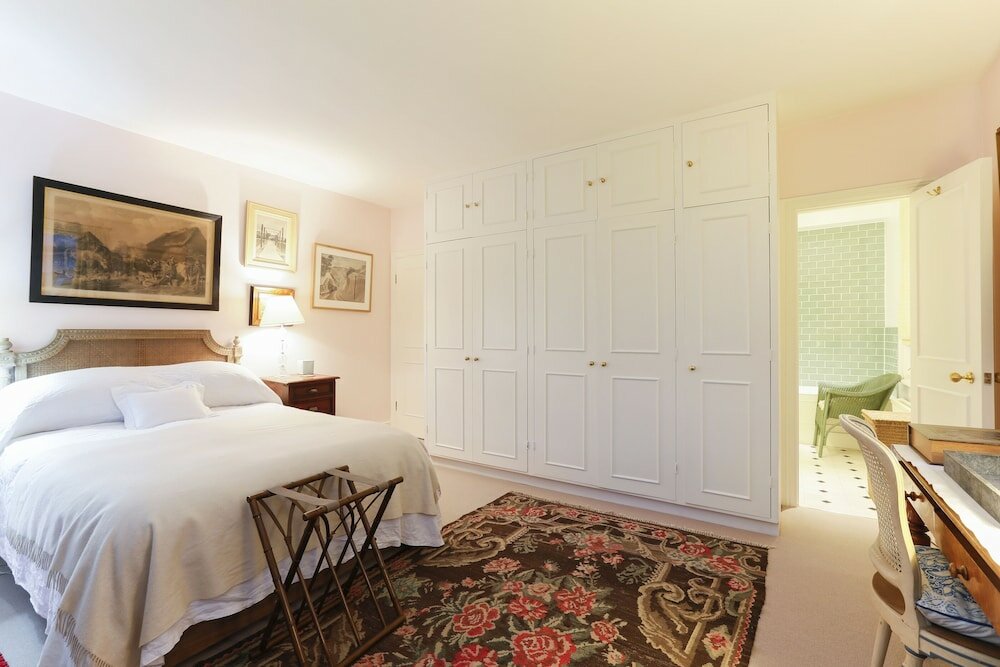 Фото Altido Attractive Chelsea Apartment Sleeps 4