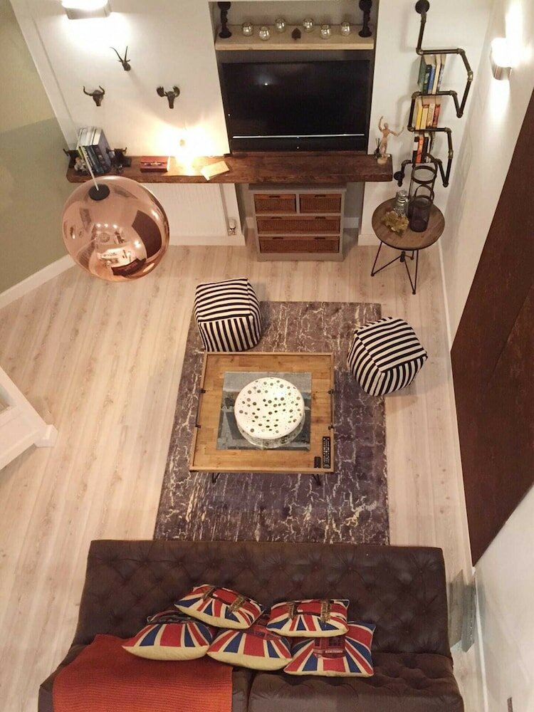 Фото Spacious 1 Bedroom Split Level Old Pub Conversion Tower Bridge