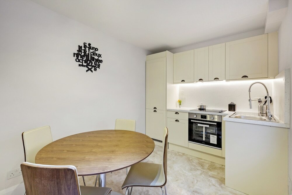 Фото The Sussex Garden Apartment