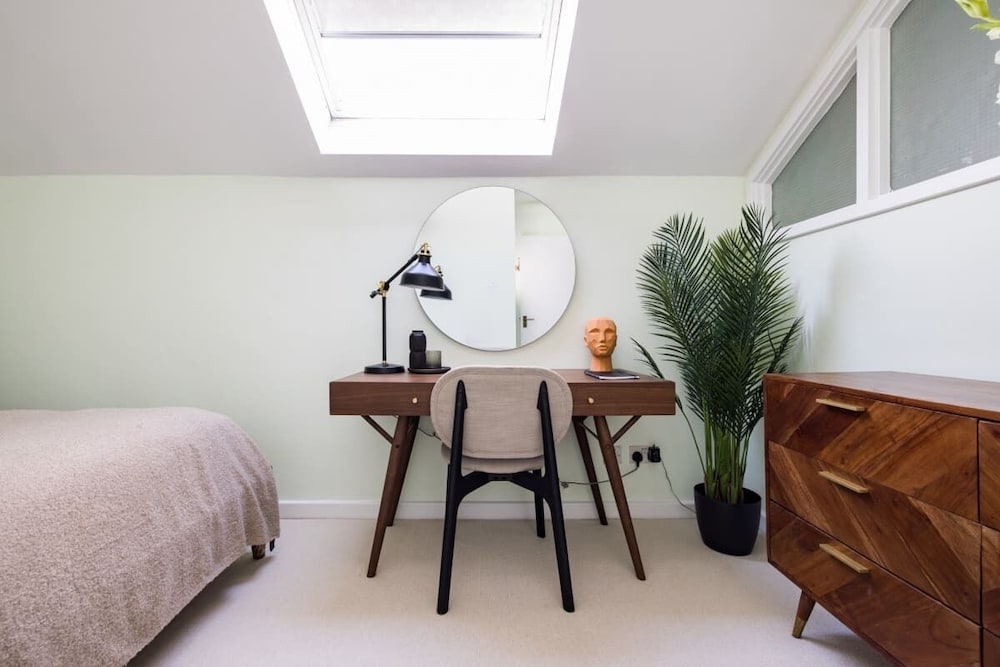 Фото The Shadwell Secret - Contemporary 4bdr House