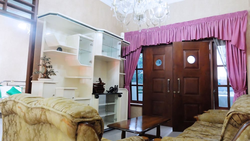 Фото Simply Homy Guest House Unit Bintaran