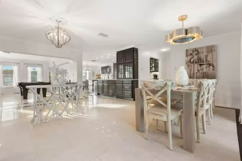 Фото Experience The Ultimate in Luxury Living