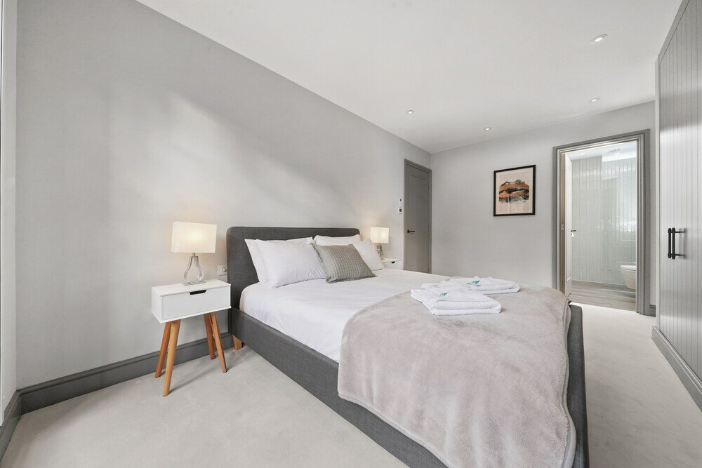 Фото Executive Apartments in the Heart of London, Free WiFi by City Stay London