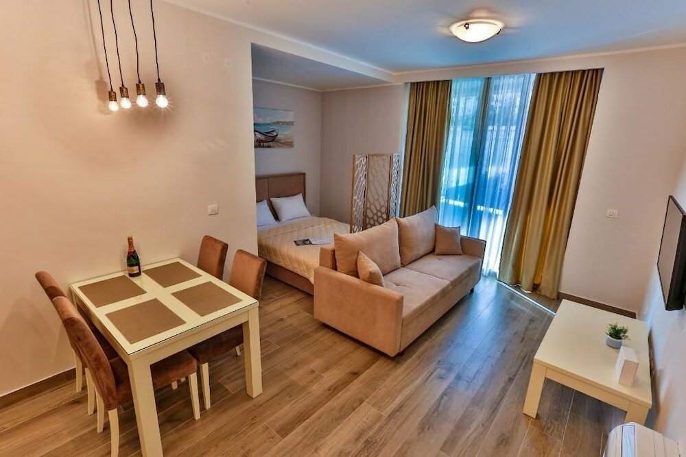 Фото Royal Gardens Apartments