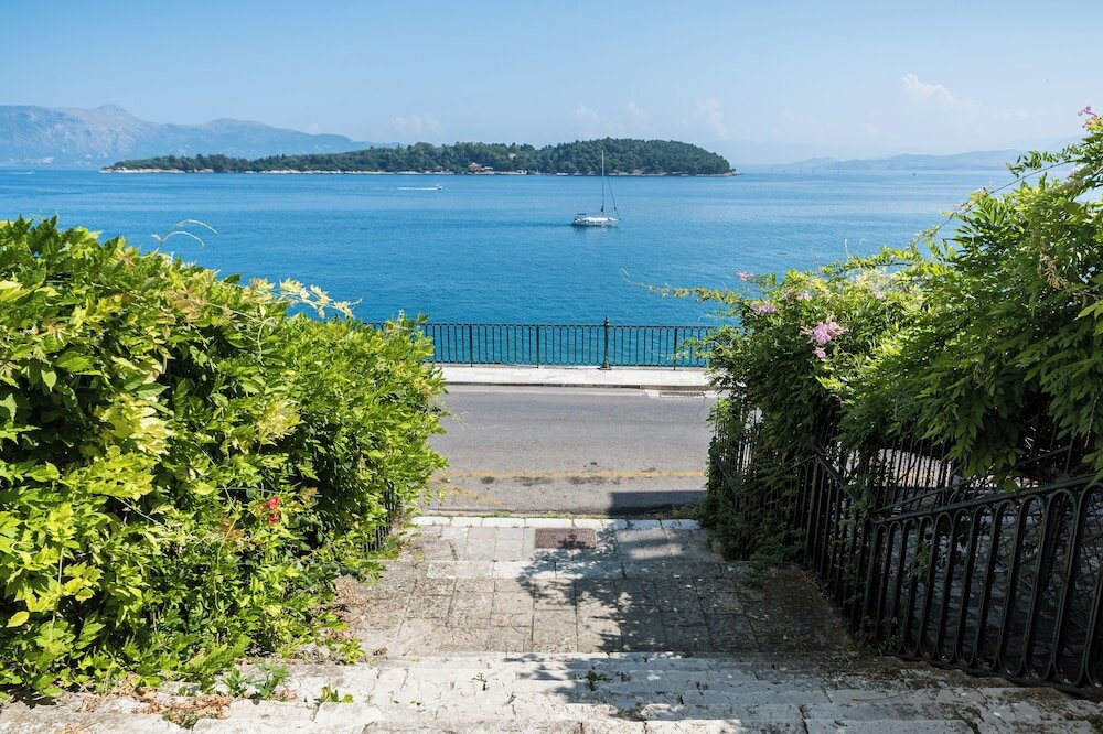 Фото Mouragia Luxury Seaview Suite by Konnect