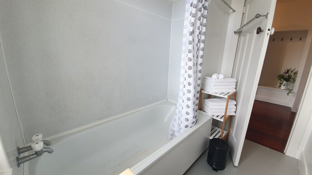 Фото Bright and Modern Oasis in Kingsland