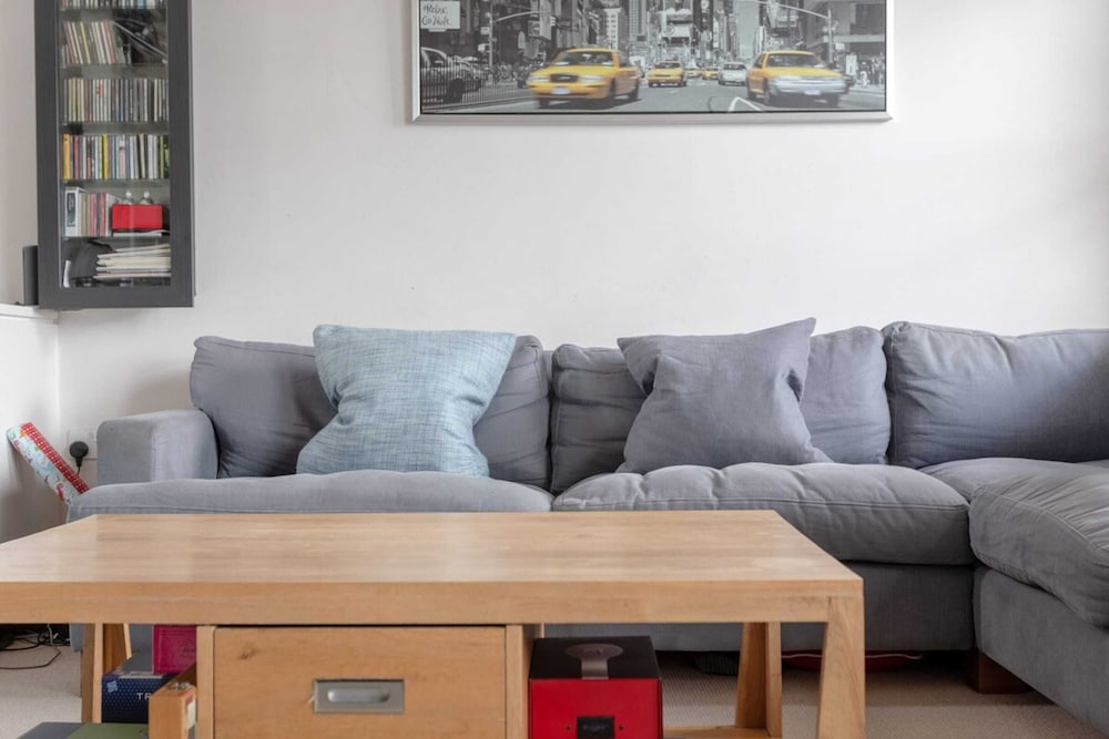 Фото Large Modern Maisonette in Southfields