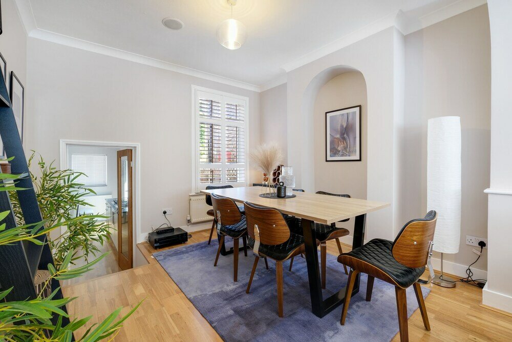 Фото Luxury 3 Bedroom 2 Bathroom House Fulham