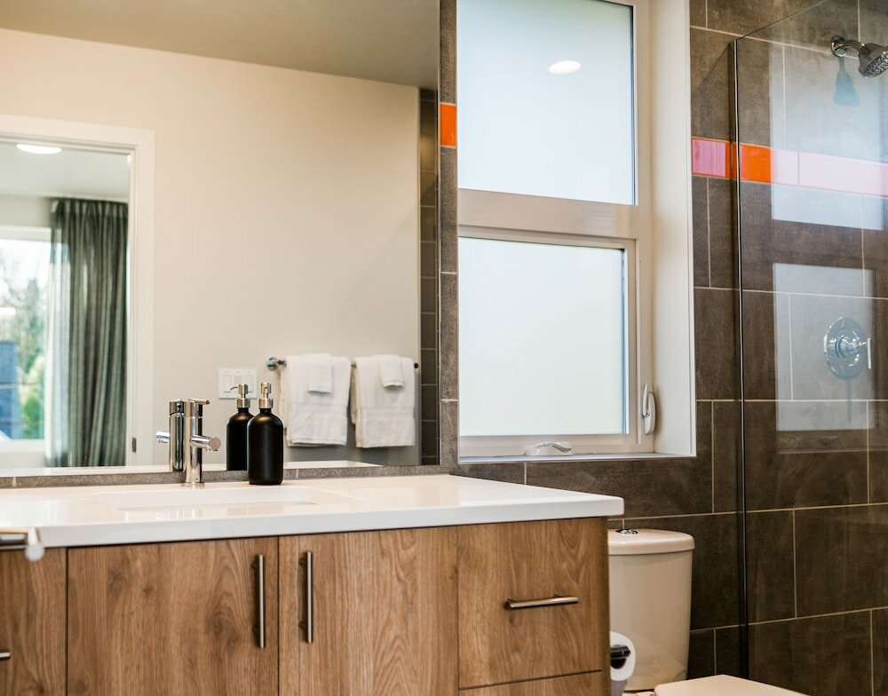 Фото Sky Mark Lux 2 - Seattle's Best Modern 3bd HomeTel