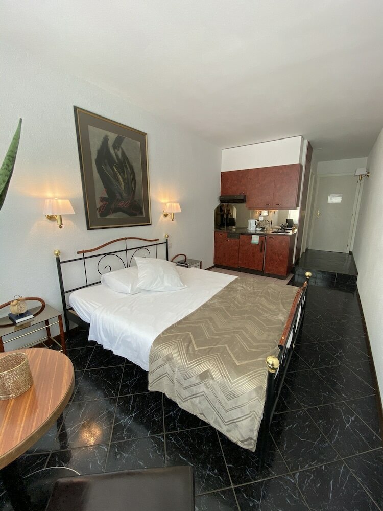 Фото Apart-Hôtel Pont-de-Thielle