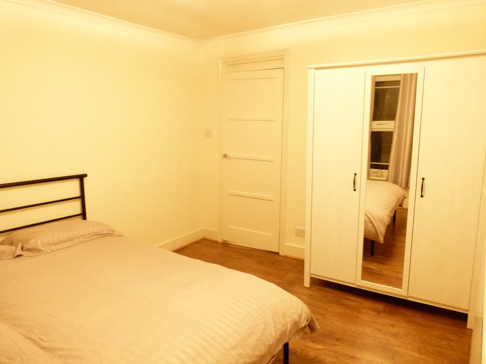 Фото Ss Property Hub - Canary Wharf Family Apartment